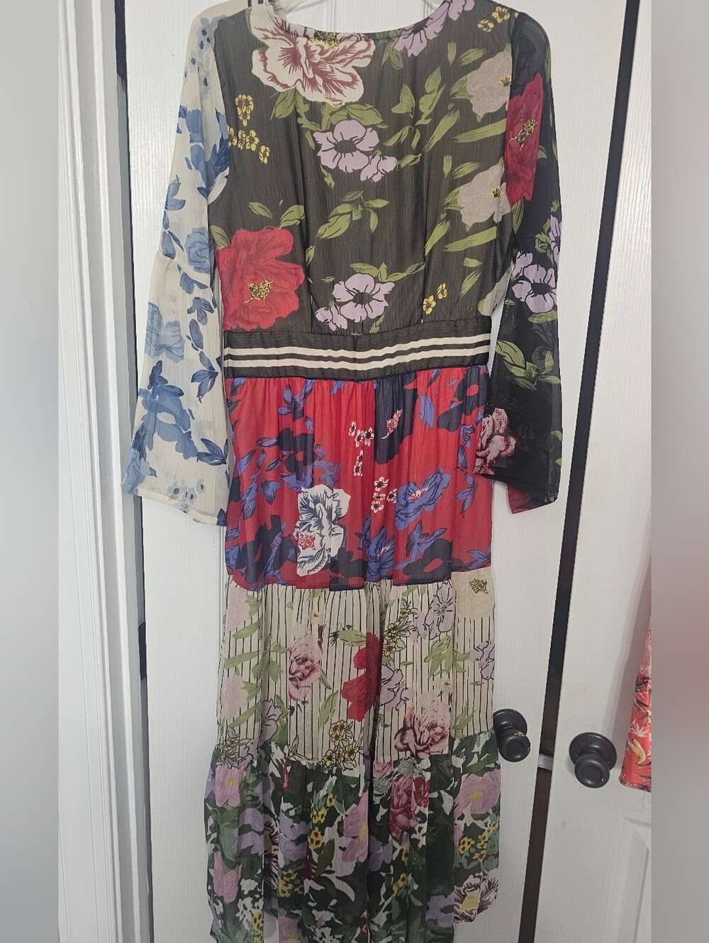 Kaktus lightweight, long-sleeve maxi dress features a multi-patterned patchwork - Picture 5 of 6